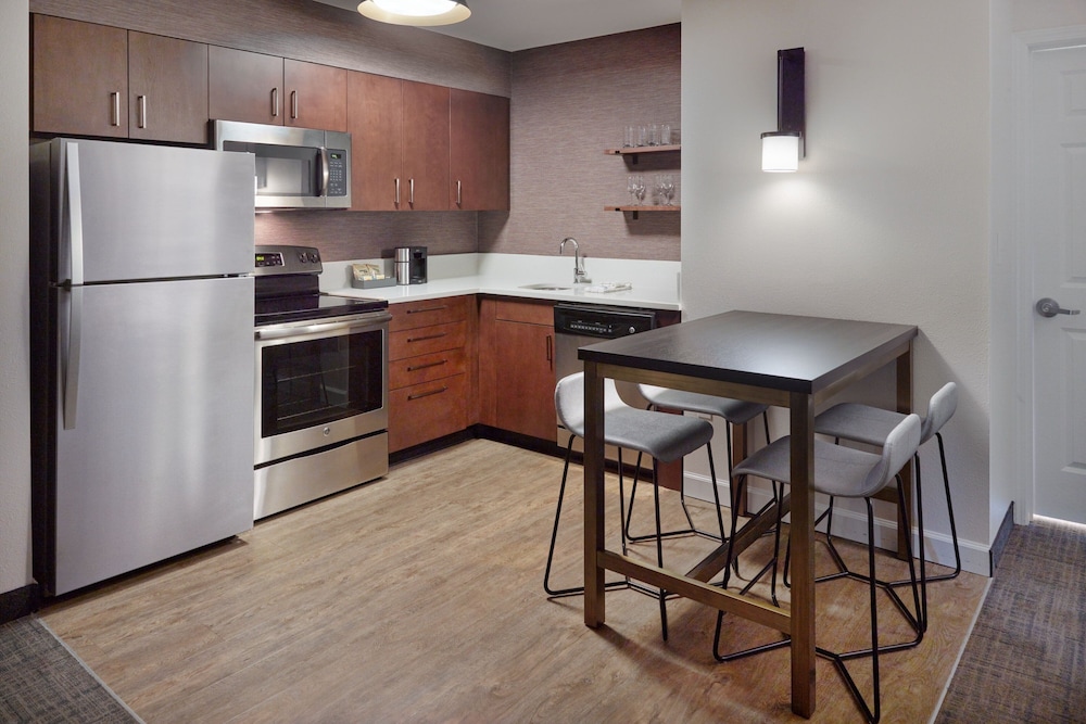 Suite, 1 Bedroom - Photo 8