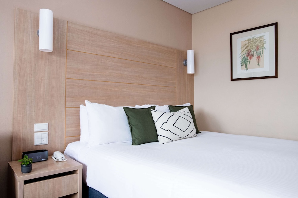 Executive Room, 1 King Bed, Balcony - Photo 2