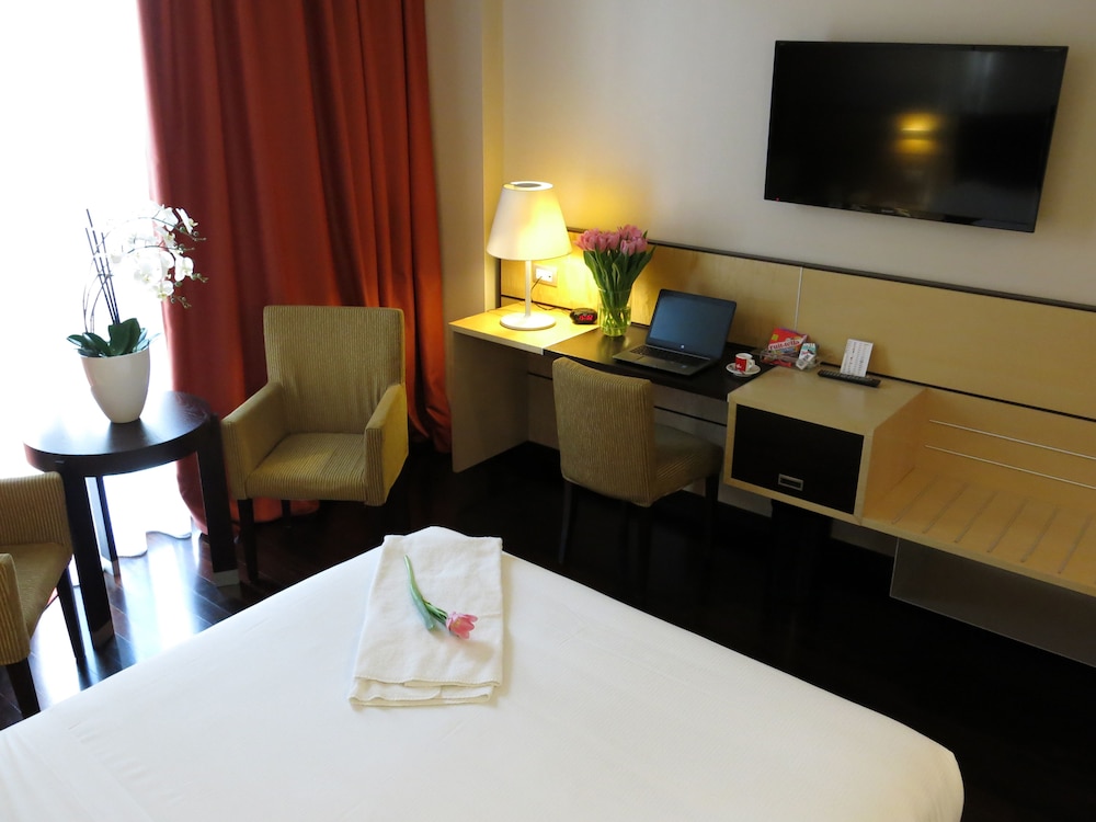 Comfort Room, 1 King Bed - Photo 3