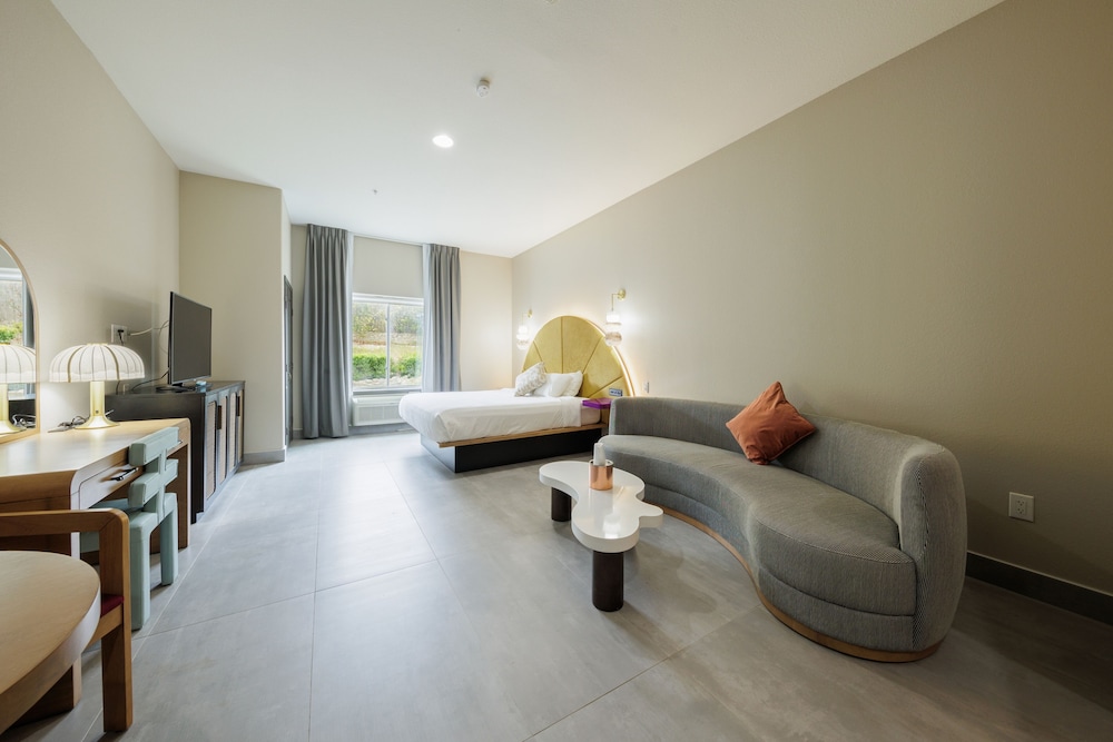 Luxury King Suite photo 2
