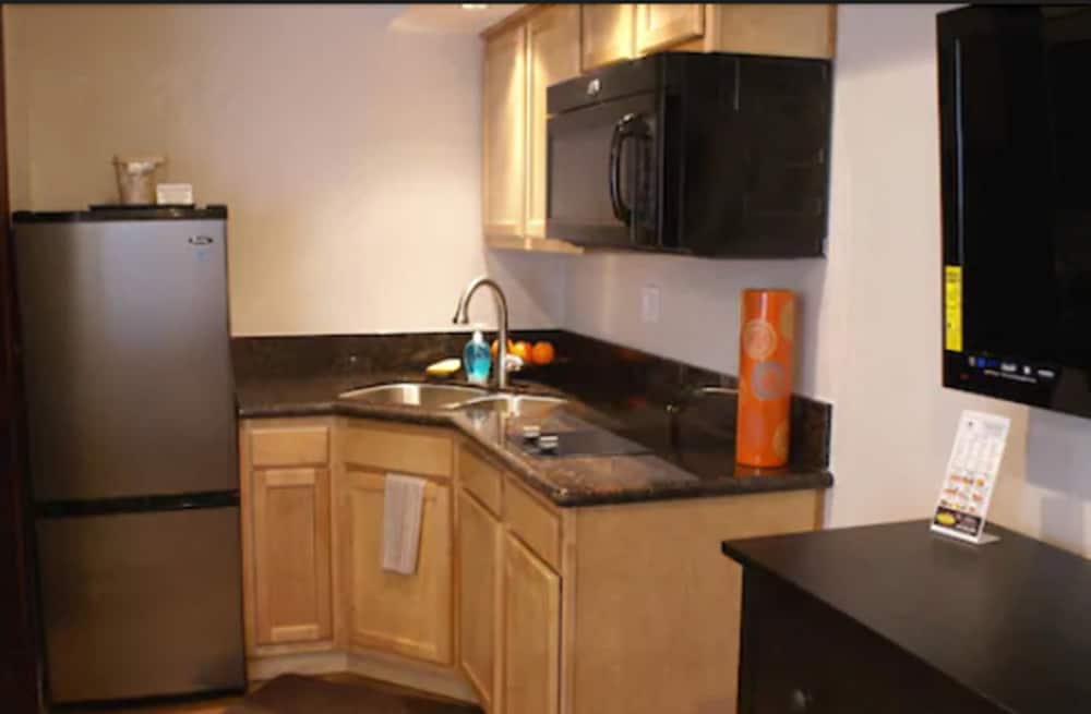 Suite, 1 Queen Bed with Sofa bed, Kitchenette photo 3