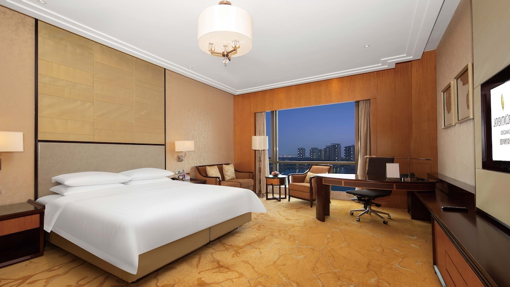 Classic Room, 1 King Bed, Club Lounge Access, Lake View