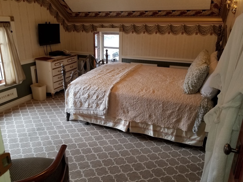 Standard Room, 1 Queen Bed, Private Bathroom, Mountain View photo 2