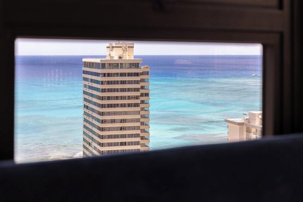 Premium Remodeled Condo with Ocean View and Parking: Premium Suite, 1 King Bed, Air conditioning, Ocean View (0194) photo