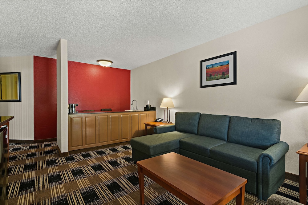 Suite, 1 King Bed, Non Smoking, Refrigerator & Microwave (Shower Only) photo 3