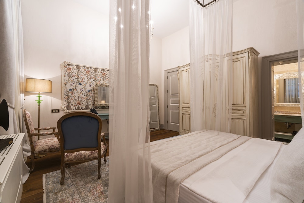 Deluxe Room, 1 Queen Bed, Non Smoking, Partial Sea View photo 3
