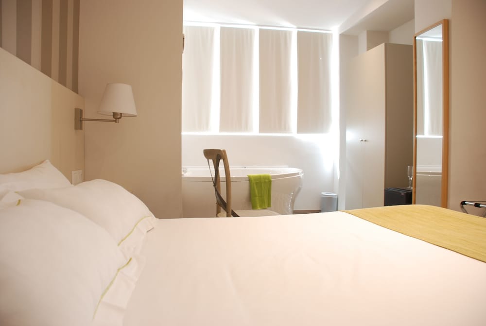 Romantic Double Room, 1 Bedroom, Hot Tub photo 2