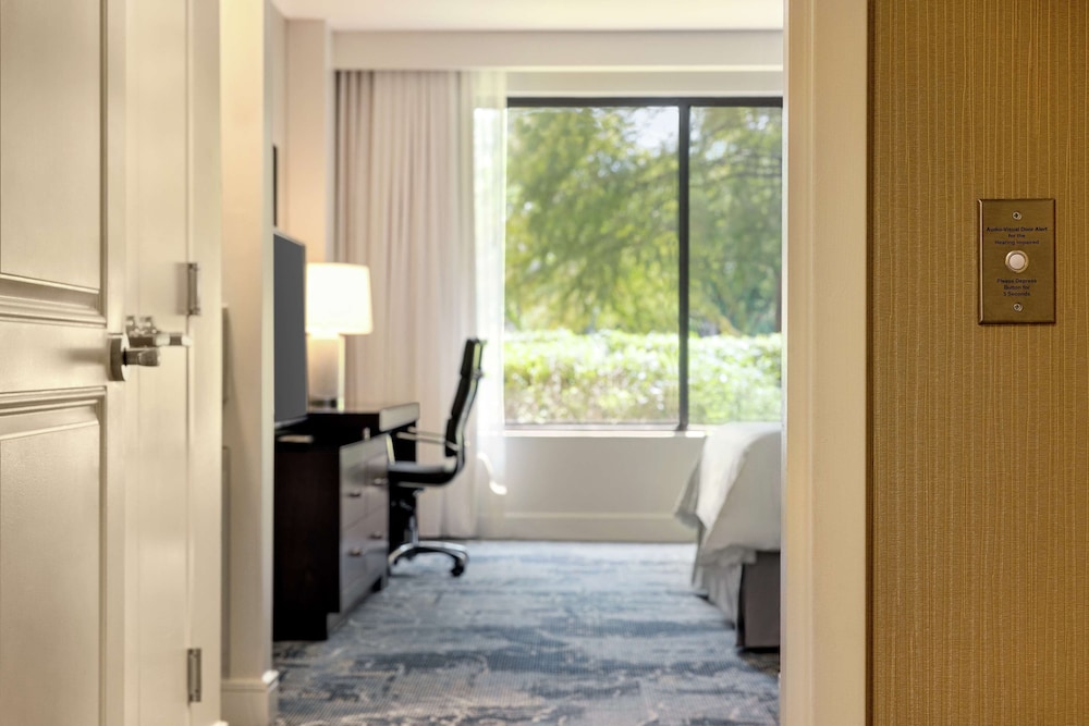 Room, 1 King Bed, Accessible, Balcony (Hearing) - Photo 4
