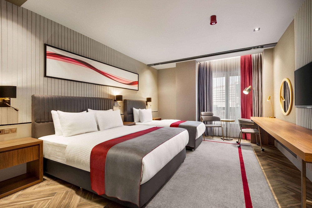 Superior Room, Accessible, Non Smoking (1 Queen Bed & 1 Twin Bed) - Photo 5