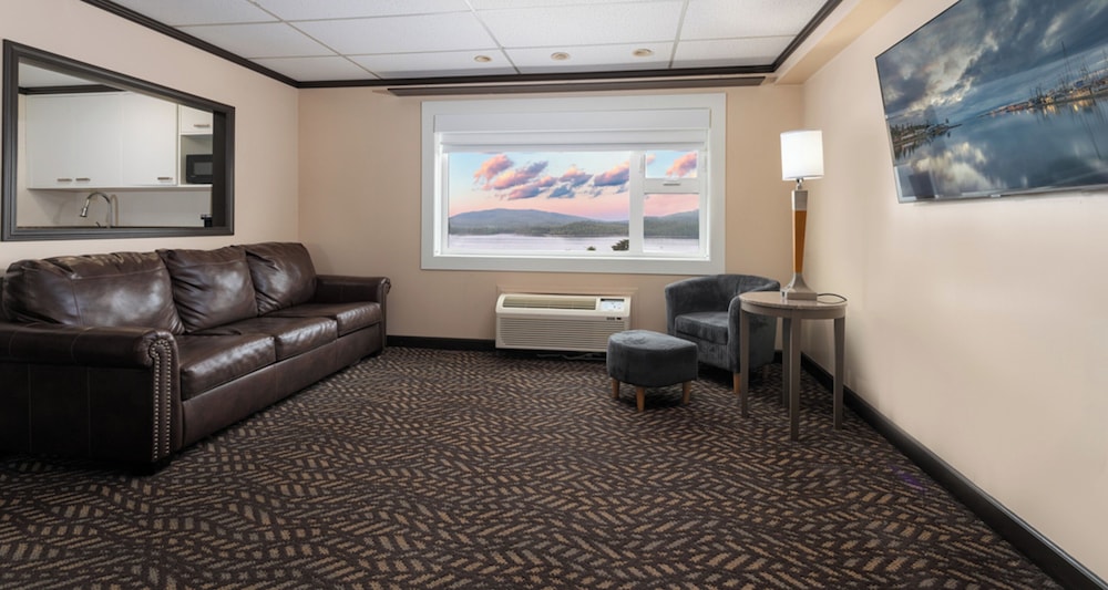 Signature Suite, 1 King Bed, Kitchenette, Ocean View photo 3