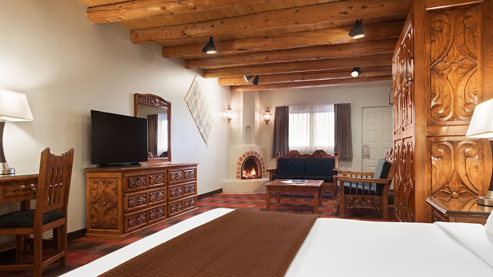 Deluxe Room, Multiple Beds (Deluxe Room(No Pets)) - Photo 1
