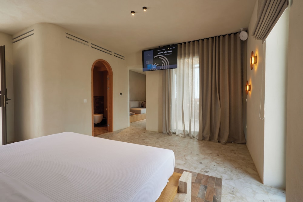 Deluxe Suite with Outdoor Tub - Photo 19