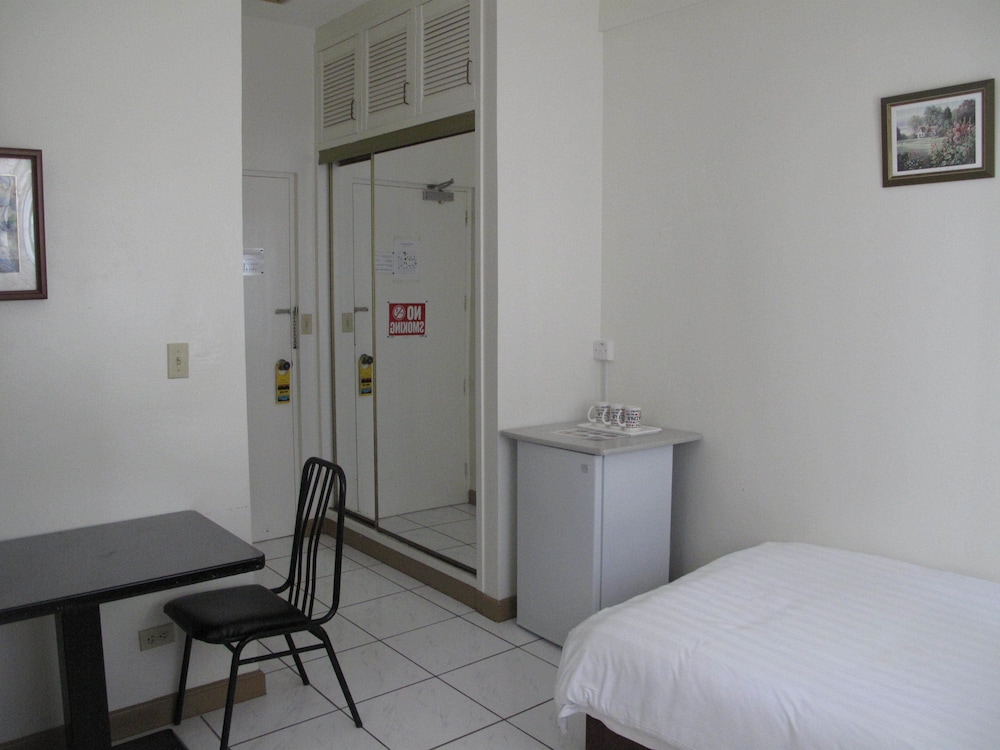 Standard Room, 1 Queen Bed photo 3