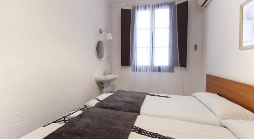 Economy Room (with only shower) photo 3