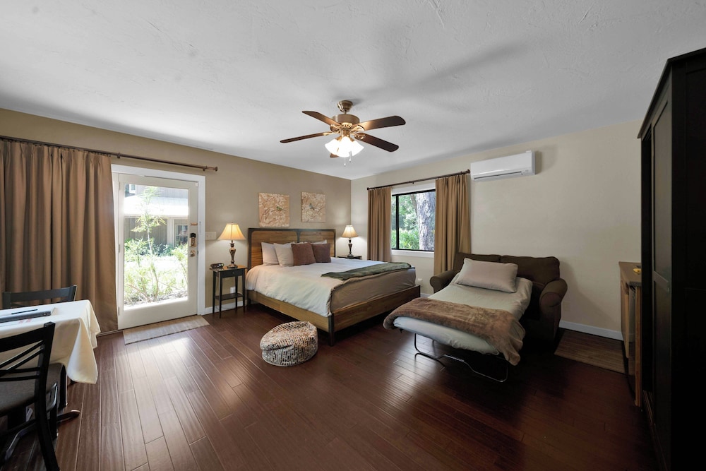Luxury Room, 1 King Bed, Fireplace (Nuthatch) photo 2