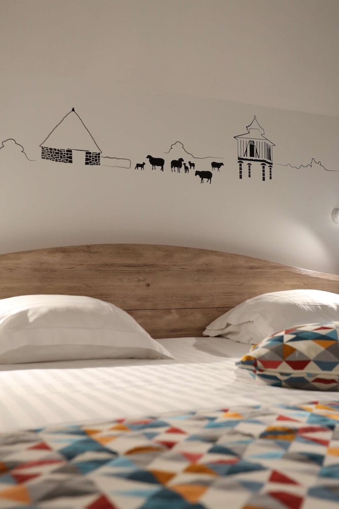 Deluxe Room, 1 Queen Bed, Kitchenette (Larger Room) - Photo 1
