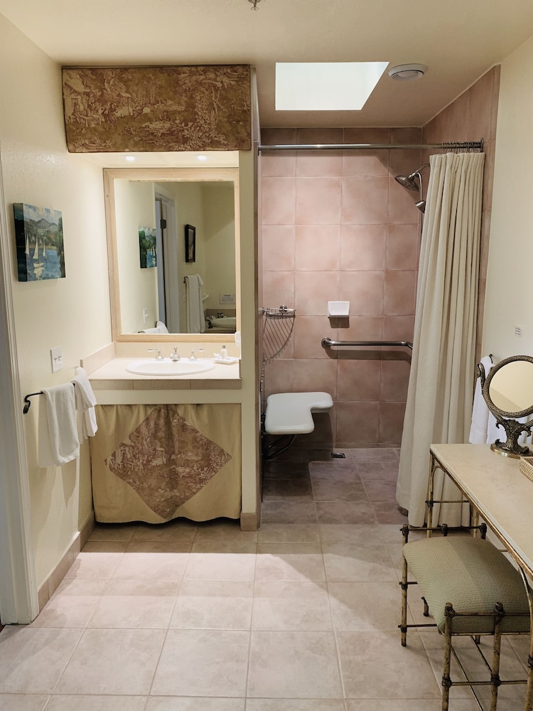 Luxury Cottage, 1 King Bed, Accessible