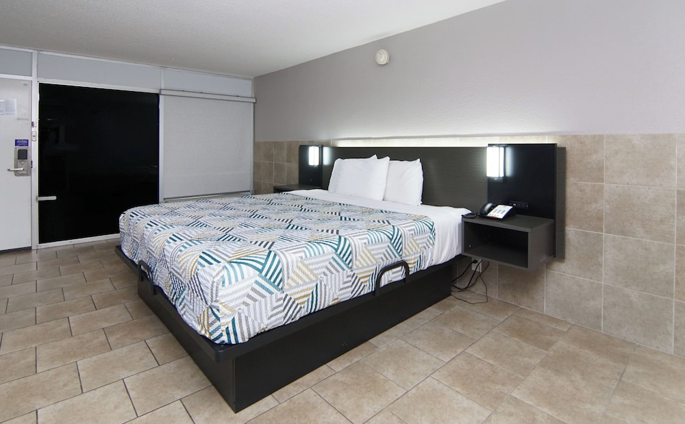 Standard Room, 1 King Bed, Non Smoking, Refrigerator & Microwave - Photo 5