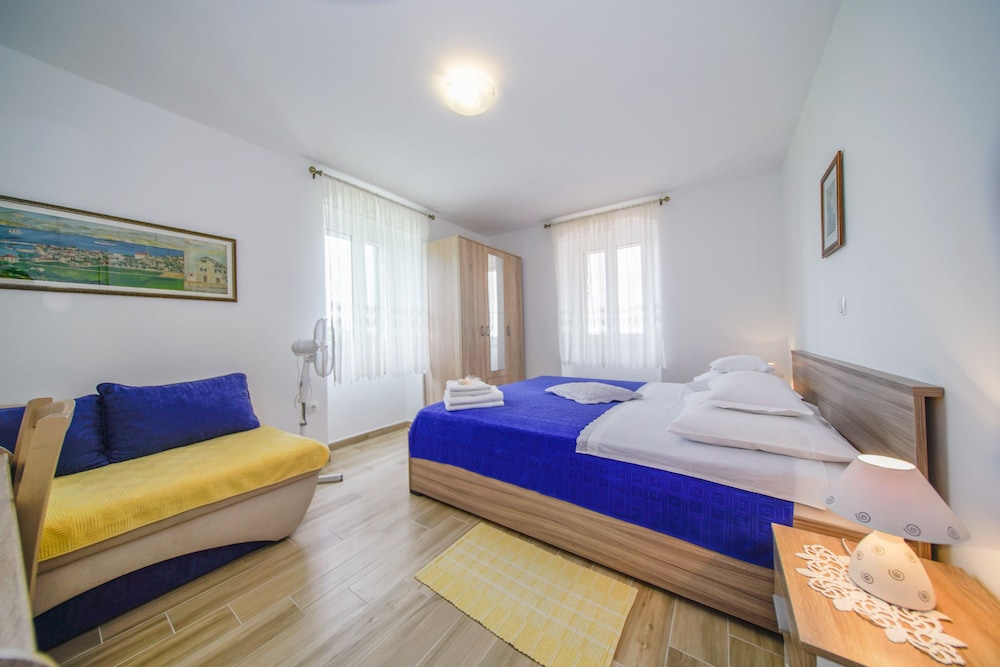 Apartment (Two Bedroom Apartment With Garden Ter)