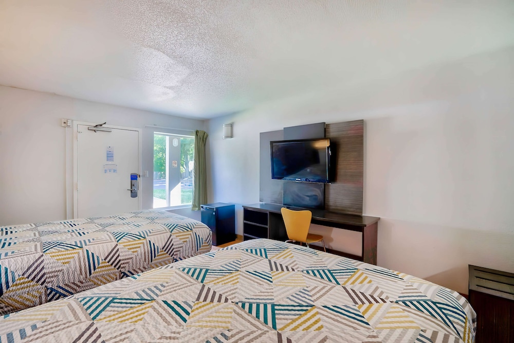 Standard Room, 2 Double Beds, Accessible, Smoking - Photo 3