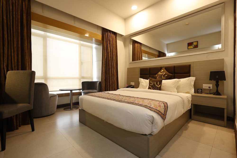 Suite with separate living area - High Floor - Photo 9