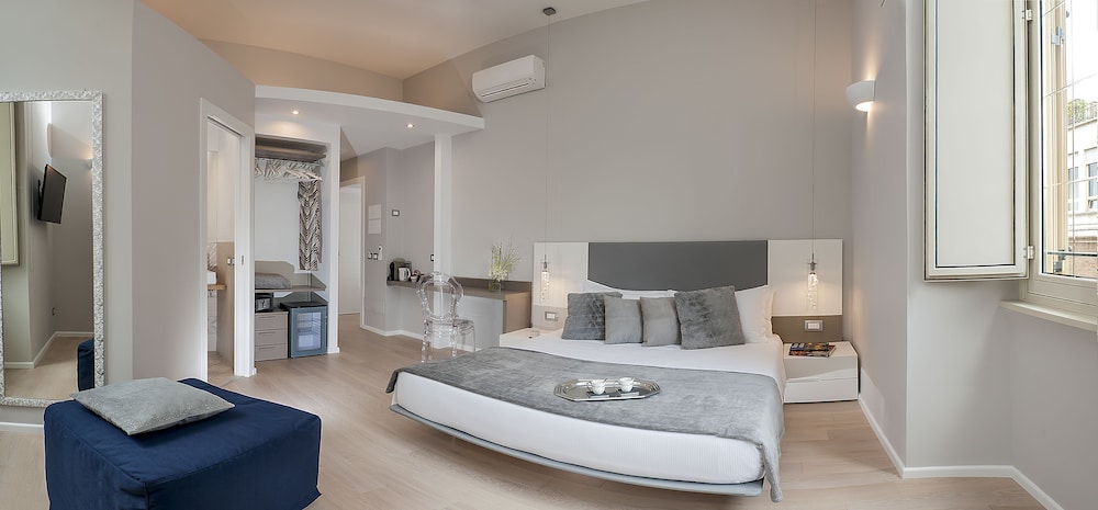 Deluxe Triple Room (with Colosseo View) photo 3