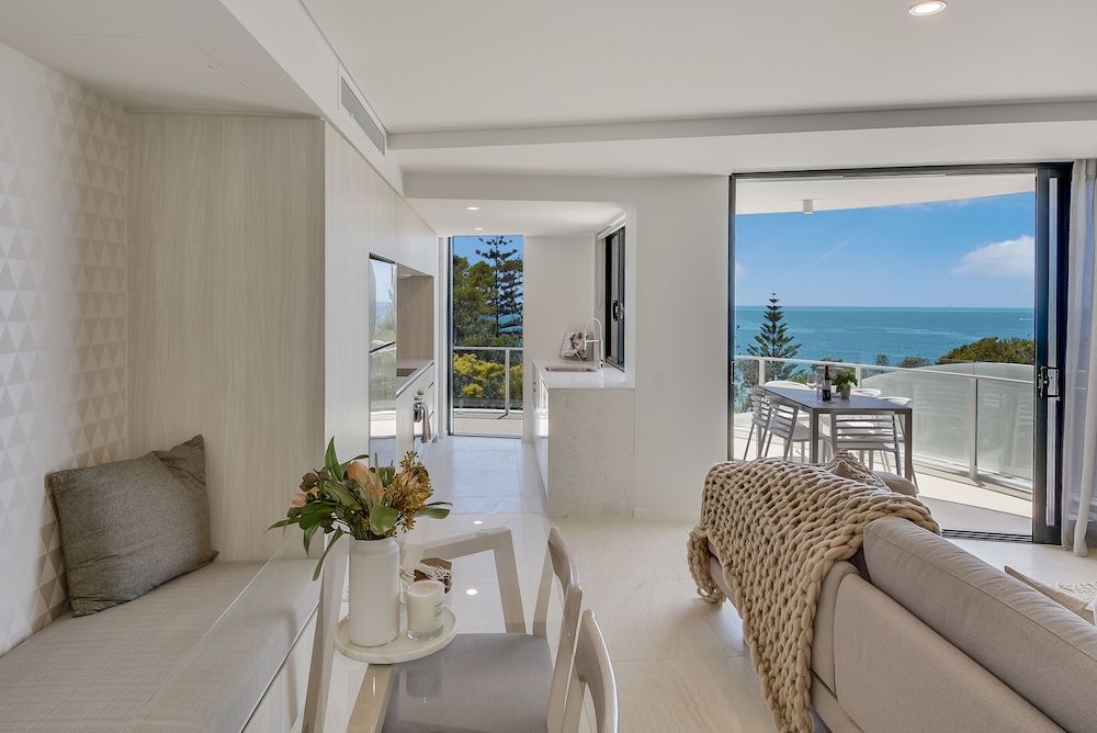 Superior Ocean View Apartment (Sleeps 6) photo 2