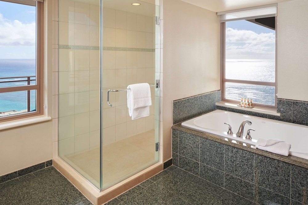 Suite, 3 Bedrooms, Accessible (Penthouse, Hearing, w/Sofabed) thumbnail 6