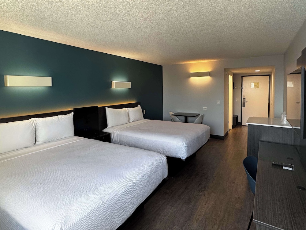 Standard Room, 2 Queen Beds, Non Smoking - Photo 1