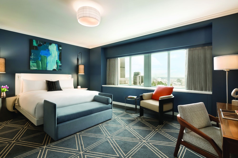 Gold Signature King Room with One King Bed (Non Smoking)