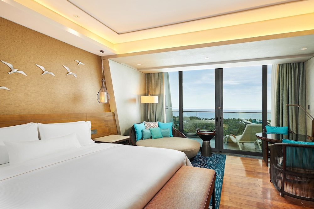 Grand Room, 1 King Bed, Balcony photo 1