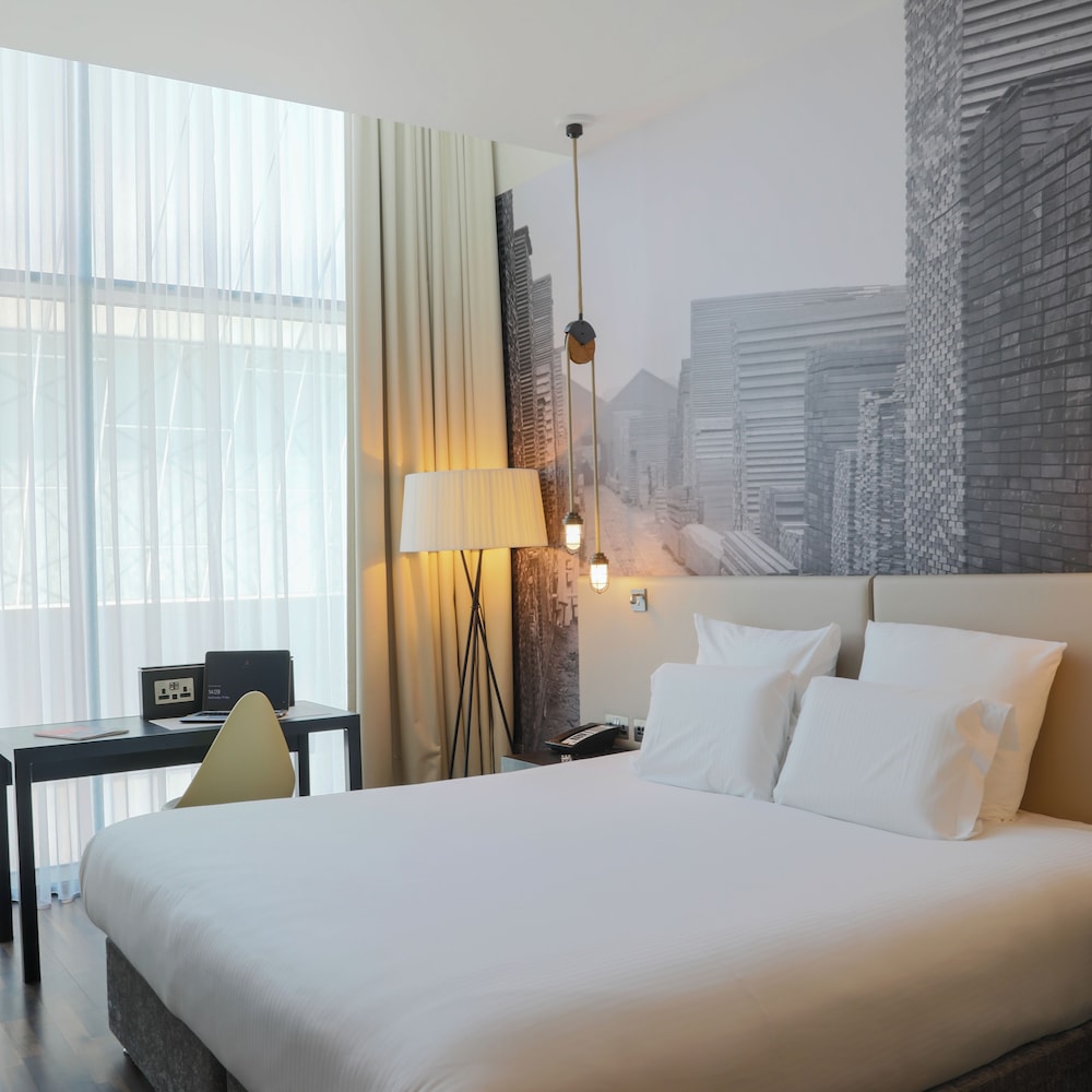 Deluxe Room, 1 King Bed (Premium) photo 2