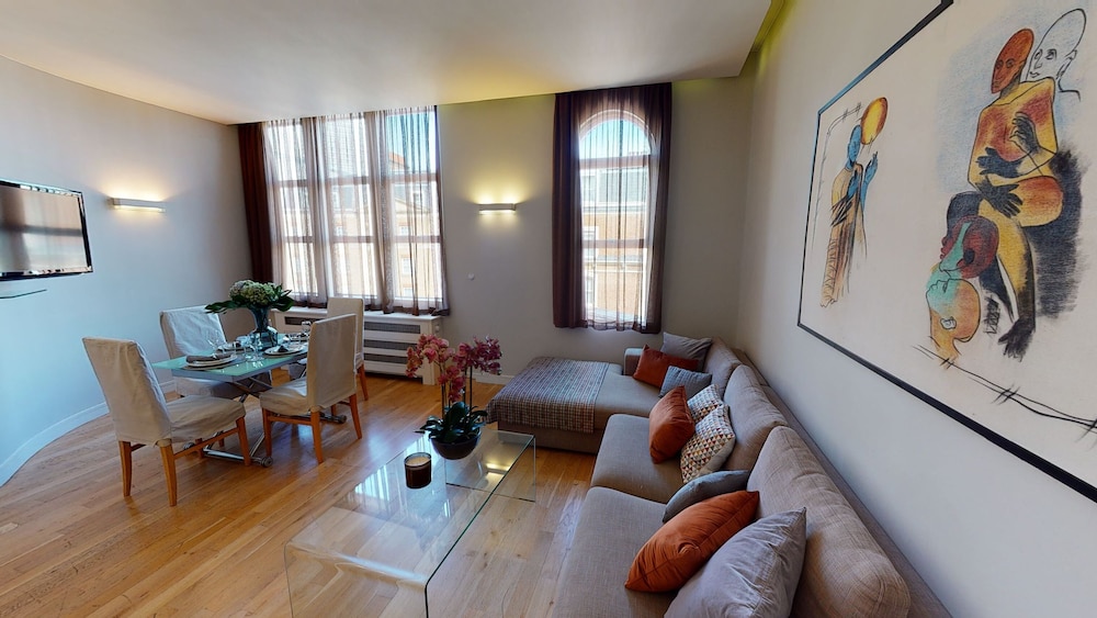 Large One Bedroom Apartment photo 2
