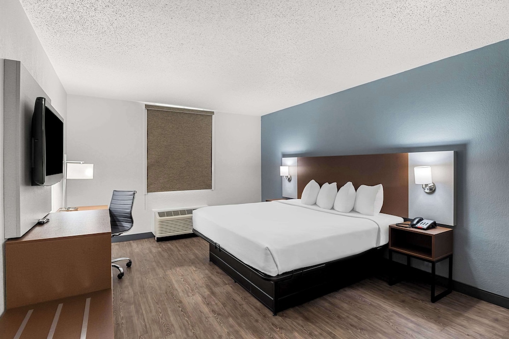 Standard Room, 1 King Bed, Non Smoking (Kitchenette, Limited) - Photo 1