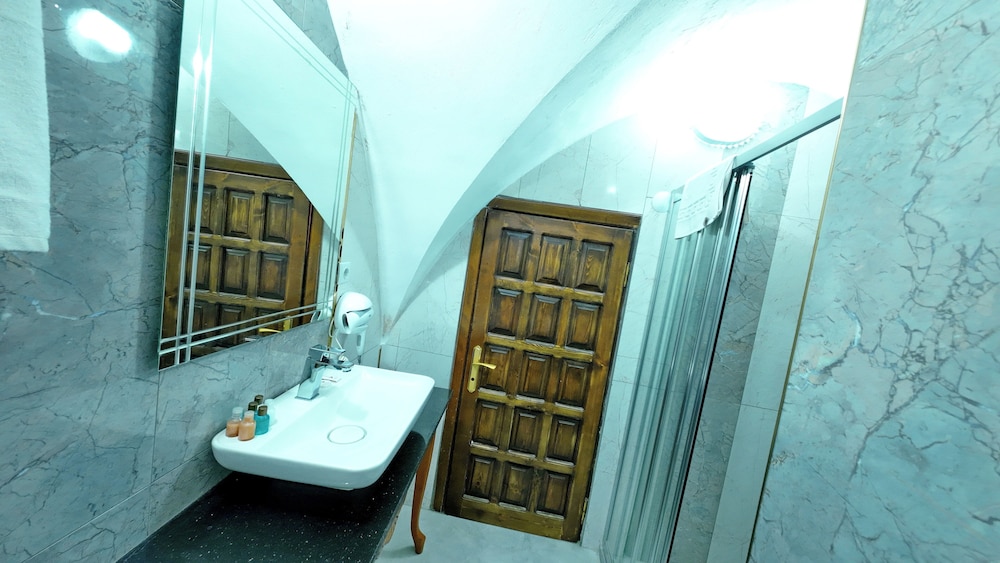 Standard Double or Twin Room - Photo 7