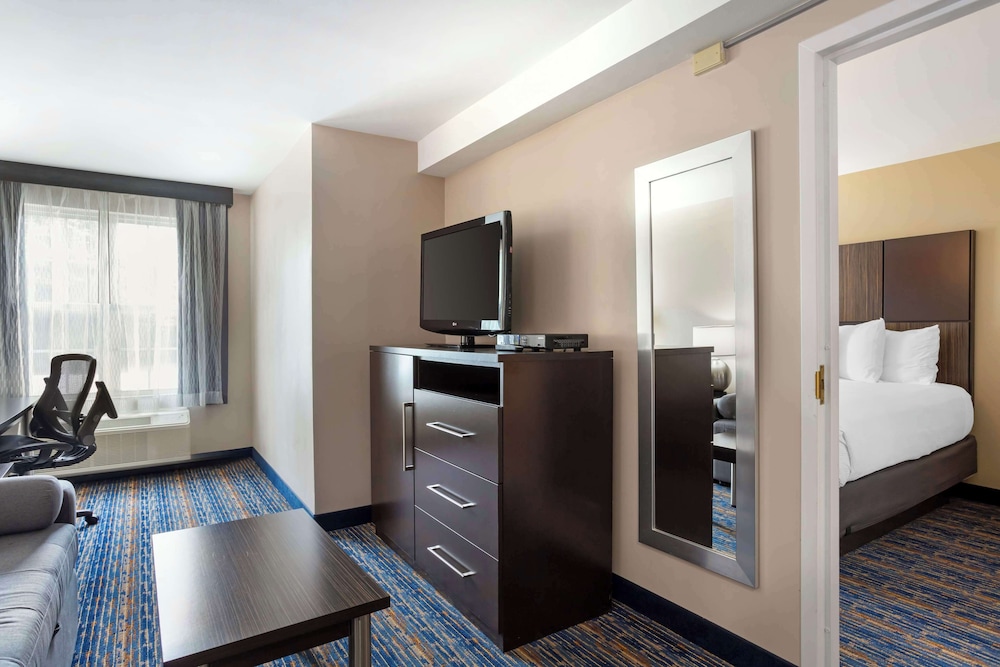 Suite, 2 Queen Beds, Non Smoking, Refrigerator - Photo 1