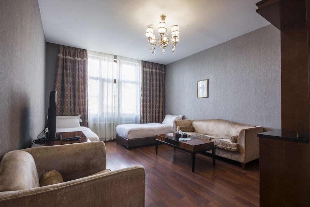 Corner Suite photo 2