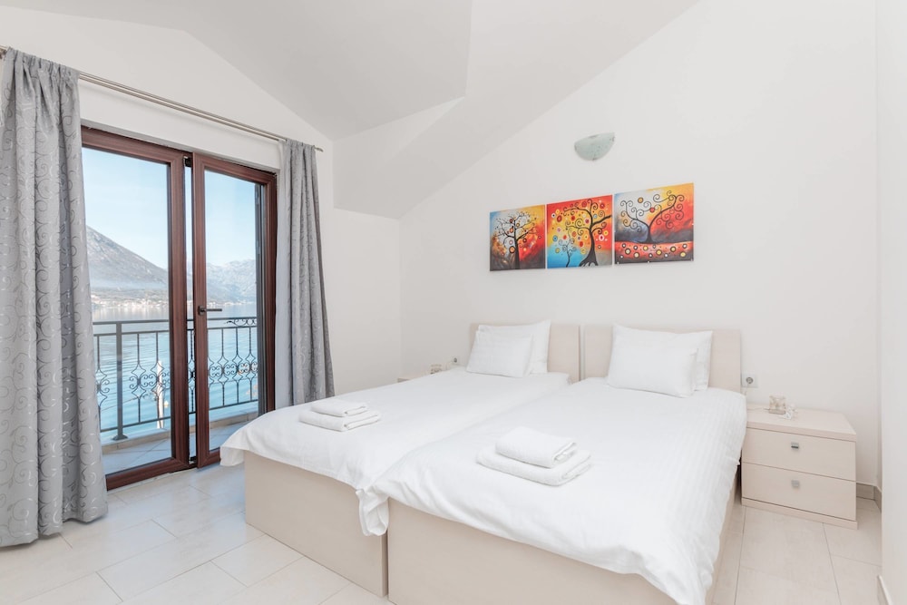 Comfort Apartment, 2 Bedrooms, Balcony, Sea View photo 3