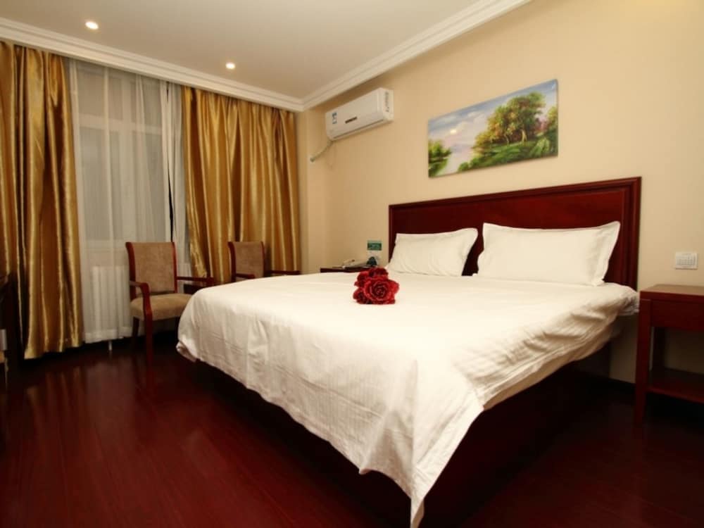 Superior Room, 1 King Bed photo 2