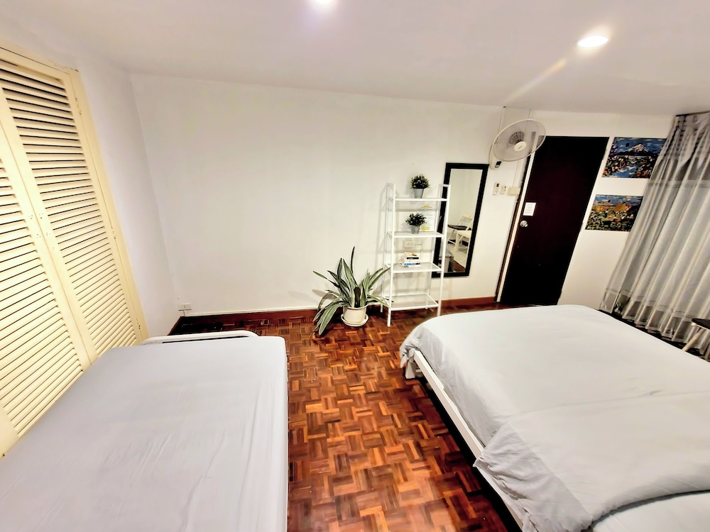 Standard Twin Room, Multiple Beds, Shared Bathroom photo 2