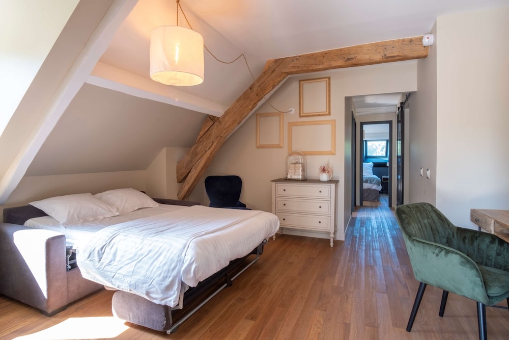 Family Room, 1 King Bed, Non Smoking (with Sofabed) - Photo 8