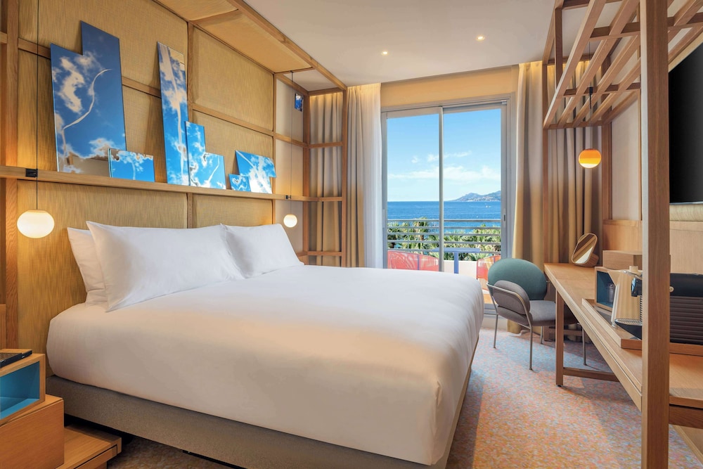 Deluxe Room, 1 King Bed, Sea View - Photo 1