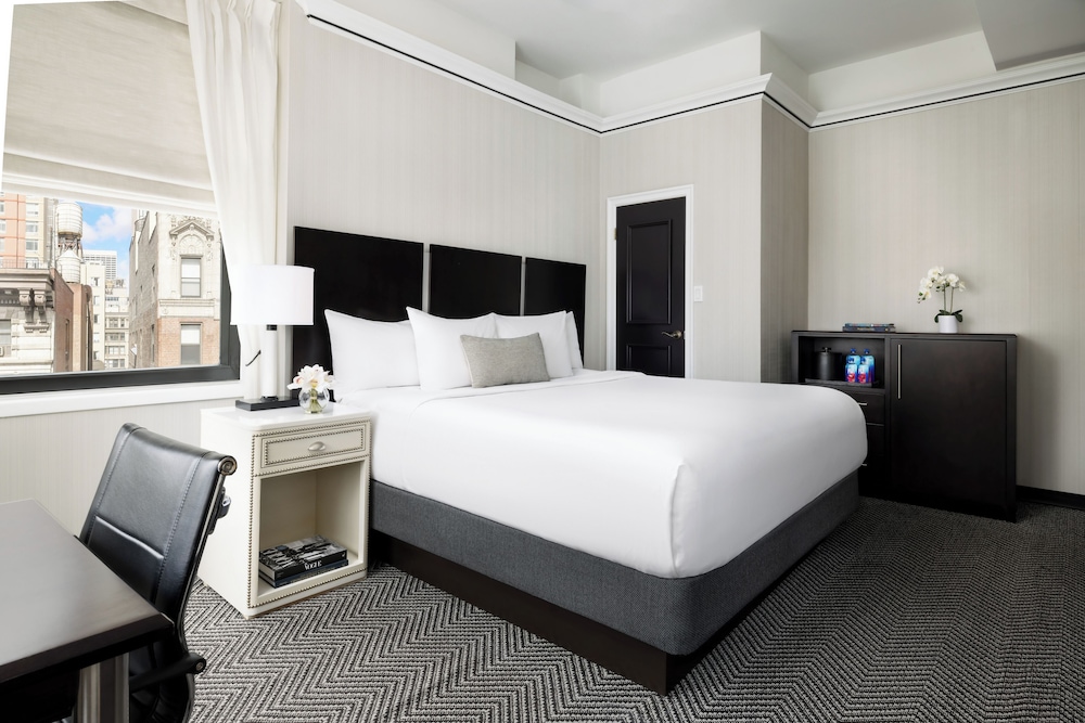 Standard Room, 1 King Bed thumbnail 5