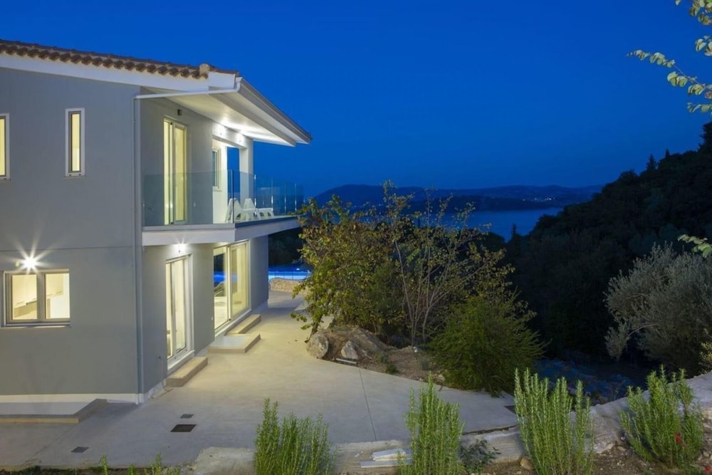 Villa, Smoking photo 2