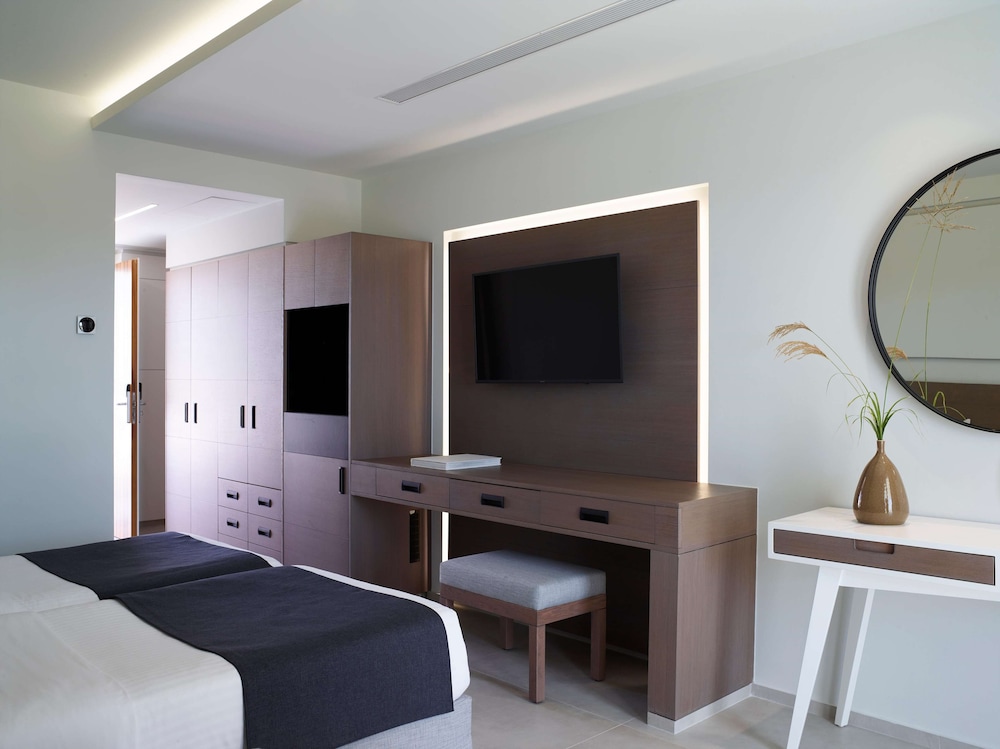 Family Room (Deluxe) photo 2