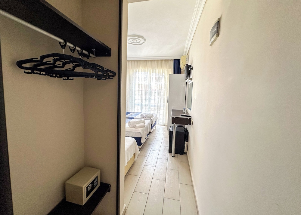 Basic Triple Room, Balcony