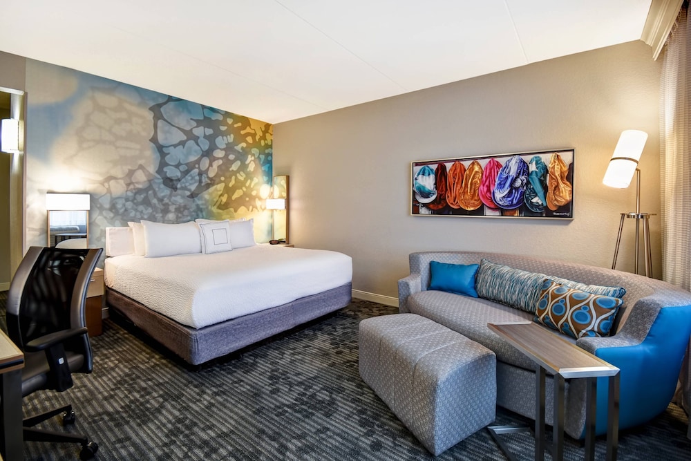 Room, 1 King Bed with Sofa bed (Hearing Accessible) - Photo 1