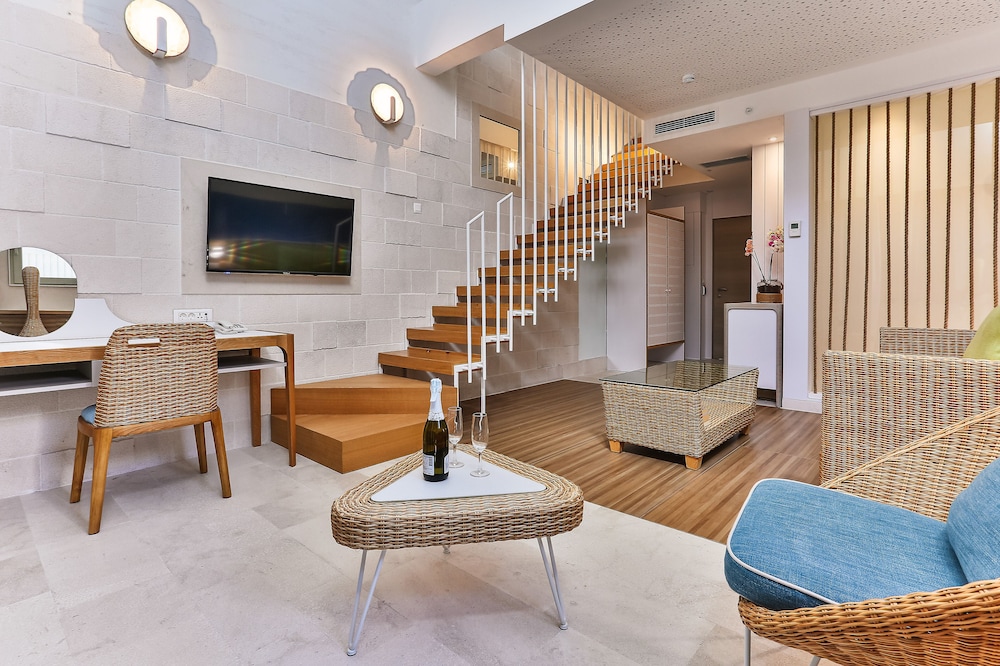 Duplex, 2 Bedrooms, Partial Ocean View, Annex Building photo 1