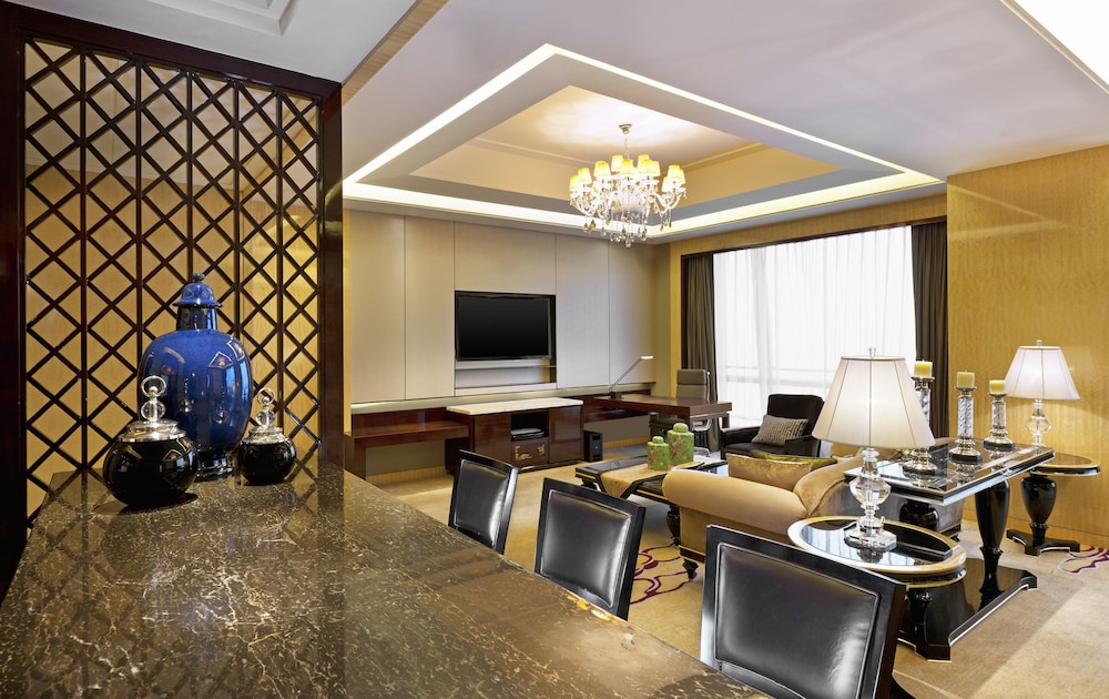 1 King Bed, Executive Lounge Access, Large Suite photo 2