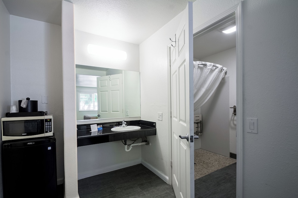 Signature Room, 1 King Bed, Mobility Accessible, Non Smoking - Photo 8